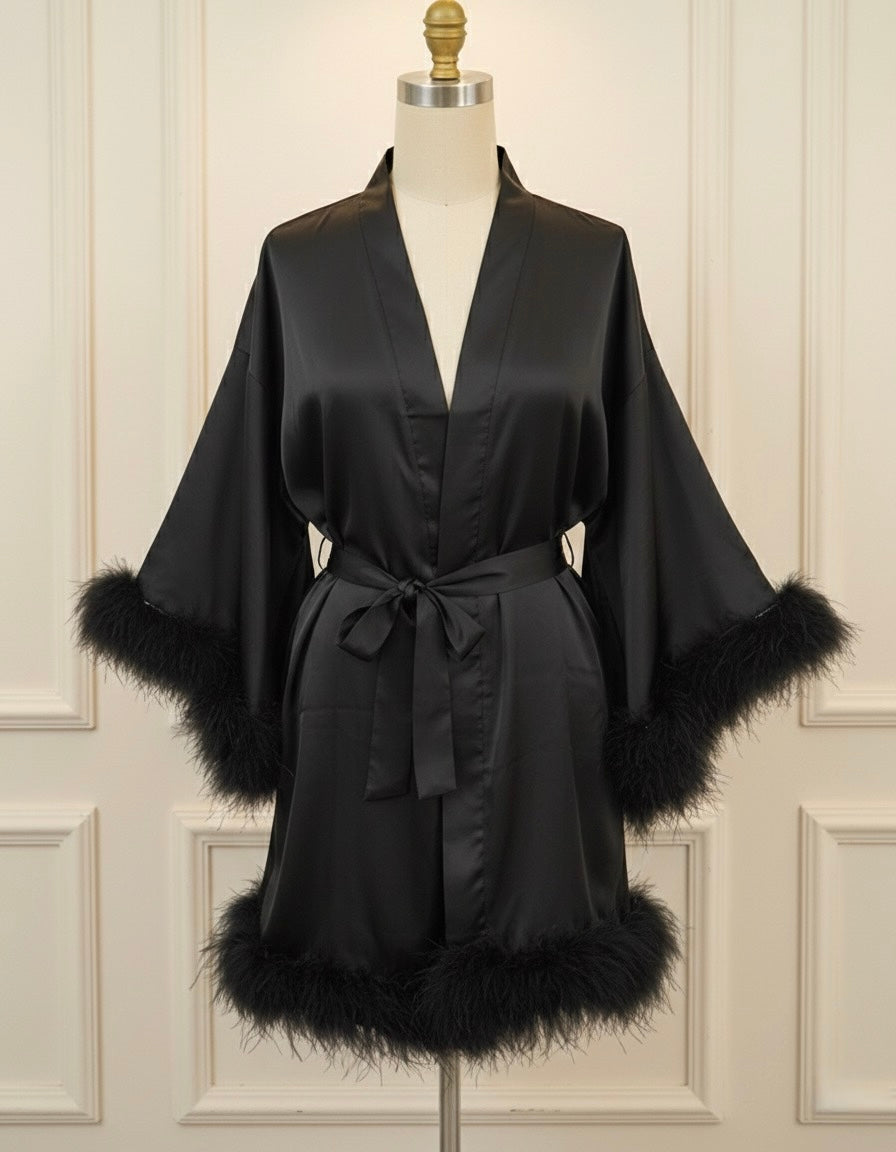 Schwarze Satin-Federrobe – Produktansicht LYLÉ
